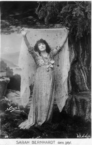 Henriette Rosine Bernard alias Sarah Bernhardt (1844-1923) als Izëyl, ansichtkaart (zwart-wit foto) door Paul Nadar