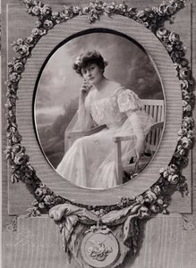 Portret van een dame zittend op een ovale bank in een met bloemen versierde achtergrond door Paul Nadar