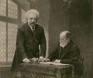 [Twee mannen in interieur, waarschijnlijk René Thorel en Hollman]. door Paul Nadar