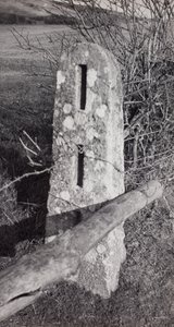 Stenen Post door Paul Nash