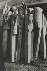 Totems, oude scheepswerf, Rye door Paul Nash