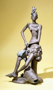 Een Afrikaanse danseres zittend met een grote vis aan haar voeten, een terracotta figuur uit Karlsruhe