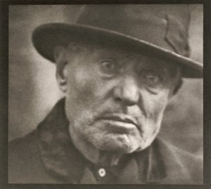Foto - New York [Man - Five Points Square]. door Paul Strand