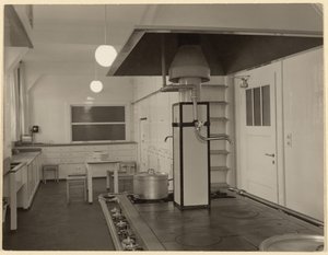 [Lege keuken]. door Paul Wolff