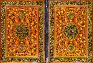 Een Qajar Koranbinding, geschilderd met een bloemmotief en een medaillon met een thuluth-inscriptie, ca. 1801-2