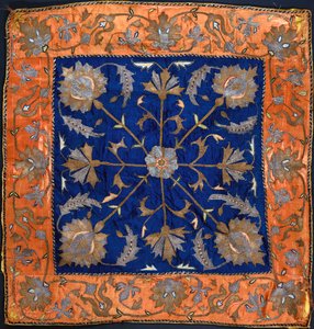 Een bocha samengesteld uit blauw satijnveld geborduurd met zilver- en gouddraad