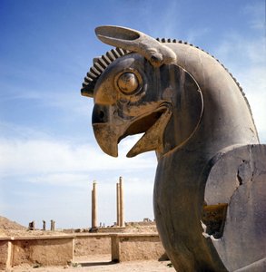 Een griffioen, legendarisch wezen half adelaar, half leeuw. Zuil van de Apadana, grote rechtszaal, bekroond door deze kapitelen, paleis van Darius I, Persepolis, Iran.