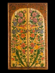 Een grote Qadjar polychrome gelakte spiegel, met de deuren gesloten om de versierde panelen te onthullen door Persian School