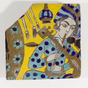 Een laat 17e-eeuwse Safavid Perzische cuerda seca keramische tegel die een man met een fluit in een tulband afbeeldt