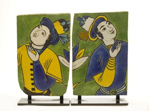 Fragmentarische tegels met figuratieve decoratie door Persian School
