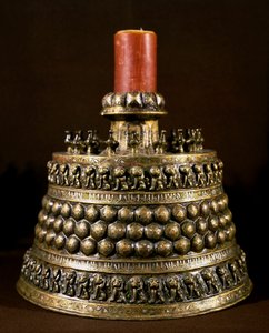 Islamitische kunst: bronzen kandelaar met zilveren inleg. Perzische kunst uit de 12e eeuw. Caïro, Museum voor Islamitische Kunst door Persian School