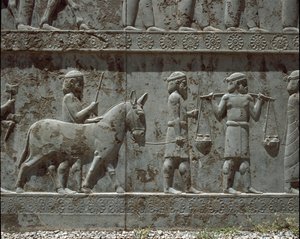 Onderworpen volkeren brengen geschenken aan Darius I. Reliëfs van de oostelijke trap van de Apadana, 6e eeuw v.Chr. door Persian School