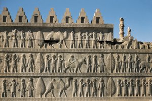 Het paleis van Darius I in Persepolis (Iran): detail van de decoratie van de apadana of rechtszaal, die de onderworpen volkeren toont die geschenken brengen aan Darius I (550-486 v.Chr., de Grote genoemd). Laag reliëf, 6e eeuw v.Chr., Perzische kunst, peri