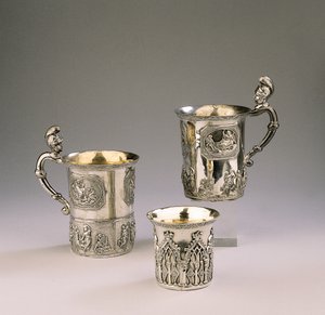 Twee mokken, 1830 en 1795, en een beker door Peter Andreas Moller