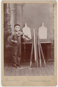 Portret van een timmermanshulp,c. 1900 (foto) door Peter Dingeldey