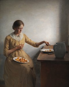 Een jong meisje bereidt cantharellen