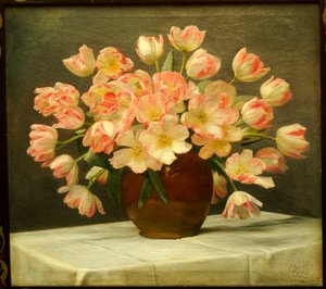 Tulpen in een vaas op een gedrapeerde tafel