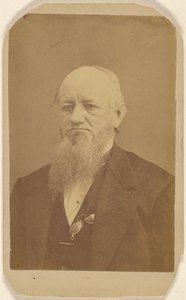 [Ongeïdentificeerde oudere man met een lange baard, een pince-nez om zijn nek].
