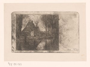 Houten huis en bomen aan een sloot