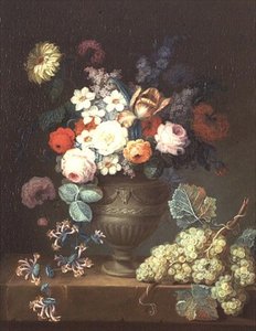 Stilleven van bloemen in een klassieke vaas met een tros druiven