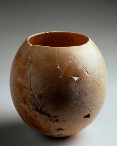 Fenicische kunst: leeg struisvogelei. 7e eeuw v.Chr.