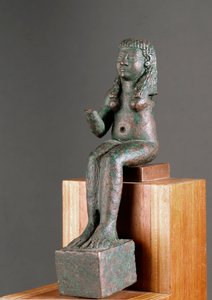Fenicische kunst: voorstelling van de godin Astarte. Bronzen beeld uit de 7e eeuw v.Chr. Uit het heiligdom van Carambolo in Spanje. Dim. 16 cm Sevilla, archeologisch museum door Phoenician
