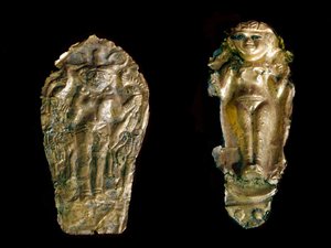 Fenicische kunst: twee gouden beeldjes, links de godin Ishtar (Inanna of Astarte) op een plaat, rechts een vruchtbaarheidsgodin met opgeheven armen van de site van Tink El Beida, Syrië. 15e-12e eeuw v.Chr. Parijs Louvre Museum door Phoenician