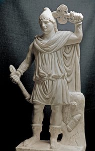 Fenicische beschaving: Mithriac godheid met een fakkel en een dubbele bijl. 2e of 3e eeuw na Chr. Marmeren beeldhouwwerk. Dim. 87 cm. Parijs, Louvre Museum door Phoenician Phoenician