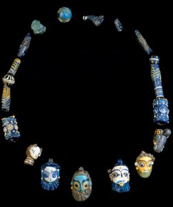 Ketting in glas pasta met hangers die bebaarde hoofden afbeelden, oorspronkelijk uit Olbia, nu bewaard in het Nationaal Archeologisch Museum van Cagliari door Phoenician Phoenician