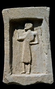 Fenicische kunst: Punische grafsteen in zandsteen met reliëf van lopend personage. Uit de opgravingen van Mozia (Motya, Mozzia of Motia). 6e eeuw v.Chr. Tunis, Musee du Bardo Tunesië door Phoenician Phoenician