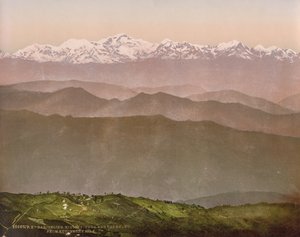 Darjeeling. Kinchinjunga en de Sneeuws van Kutcherry Hill door Photoglob Co. (Zurich, active c. 1890 1910)