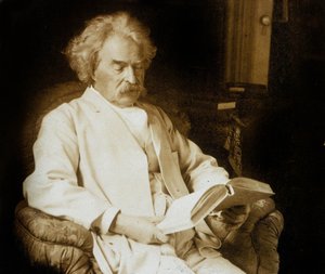 Mark Twain (Samuel Langhorne Clemens 1835-1910) Amerikaanse schrijver, hier lezend, ca. 1910