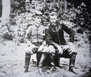 Portret van Luitenant George A. Custer (1839-1876) (zonder hoed) met zijn krijgsgevangene Luitenant Washington van het Zuidelijke leger, gevangen in mei 1862