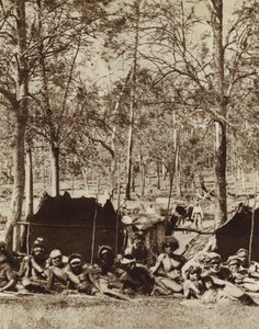 Australische Aboriginals schuilen achter een windscherm
