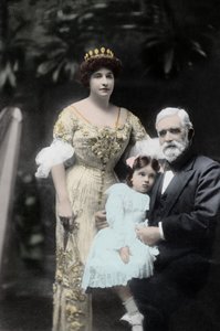 Australische zangeres Nellie (Nelly) Melba (1861-1931) met haar vader en een onbekend klein meisje. Melbourne, begin 20e eeuw