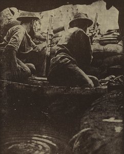 Australische soldaten in een met water gevulde schuttersput, Sanananda, Nieuw-Guinea, Tweede Wereldoorlog