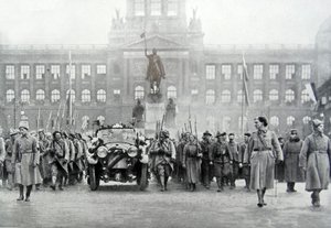 Tsjechische troepen begeleiden president Thomas Masaryk in Praag, 25 december 1918 (zw/w foto) door Photographer Czech