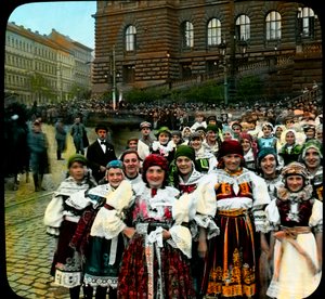 Jonge vrouwen in nationale kostuums, Wenceslas Square, Praag, Tsjechoslowakije, ca. 1921