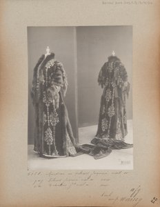 Albumblad: House of Worth, Avondjas door Photographer French