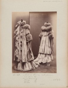 Albumpagina: House of Worth, Sortie de Bal door Photographer French