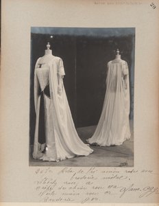 Albumblad: House of Worth, Theejurk door Photographer French