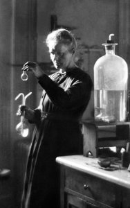 Marie Curie in haar laboratorium in 1925