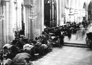 Mensen zoeken toevlucht in de Kathedraal van Caen, juli 1944 (zw/w foto) door Photographer French