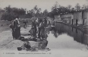 Vrouwen die water verzamelen in Sidi-Okba, Algerije door Photographer French