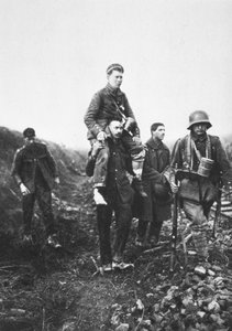 Een Duitse infanteriesoldaat met een gewonde been wordt van het slagveld gedragen door Engelse krijgsgevangenen door Photographer German