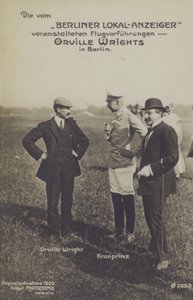 Amerikaanse vliegenier Orville Wright in gesprek met kroonprins Wilhelm van Duitsland tijdens een bezoek aan Berlijn door Photographer German
