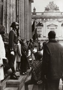 Bij het monument voor de slachtoffers van fascisme en militarisme eren soldaten van het Nationale Volksleger de pioniers van vrede en socialisme