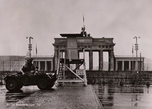 Britse pantserwagen op de grens tussen Oost- en West-Berlijn bij de Brandenburger Tor door Photographer German