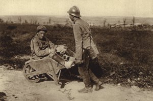 Gevangen Franse soldaat vervoert zijn gewonde kameraad in een kruiwagen, Eerste Wereldoorlog