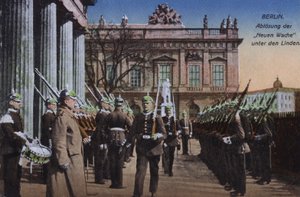 Wisseling van de wacht bij de Neue Wache, Unter den Linden, Berlijn, Duitsland door Photographer German